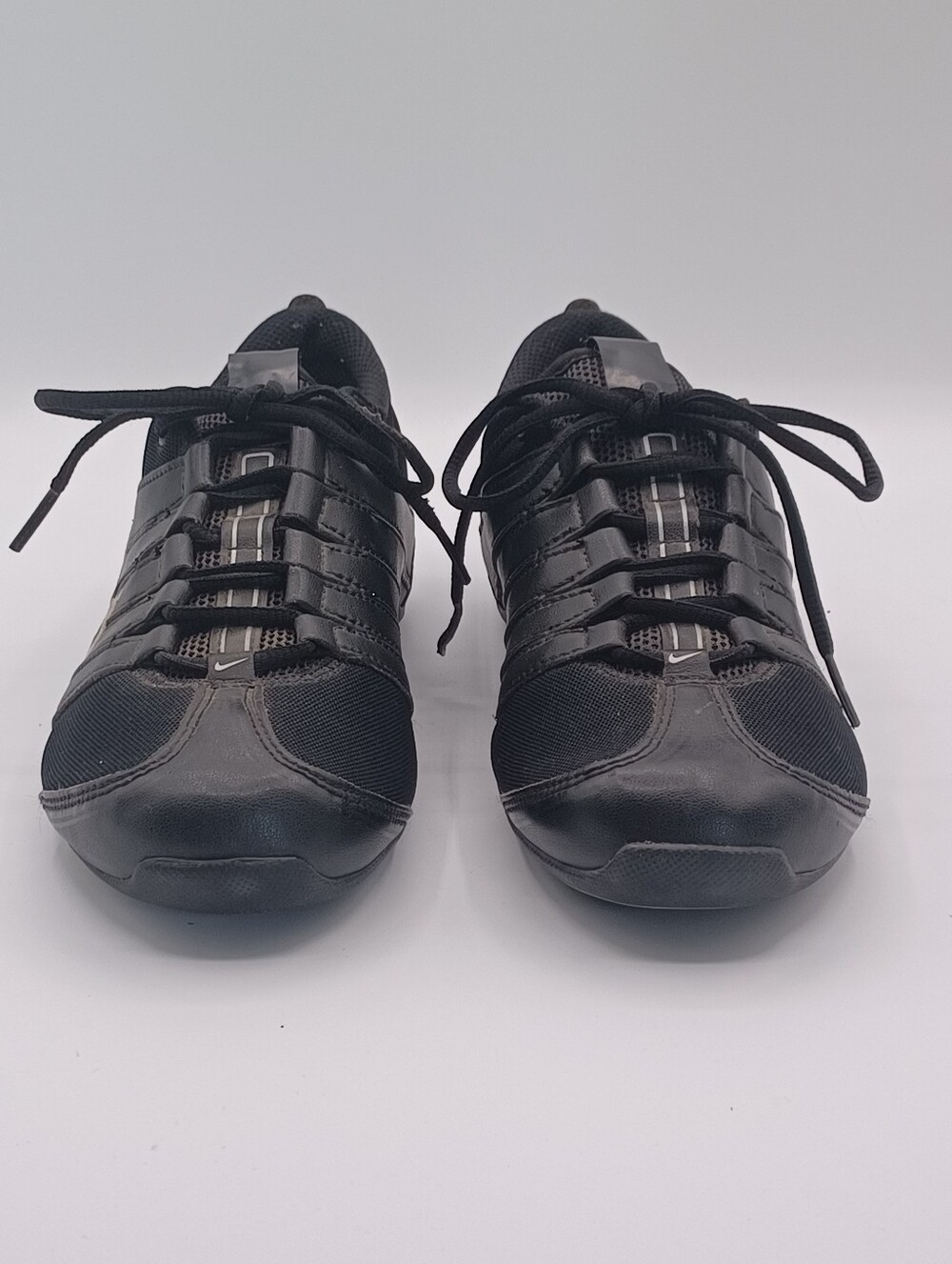 Wmns Nike Leather Fitness Sneaker